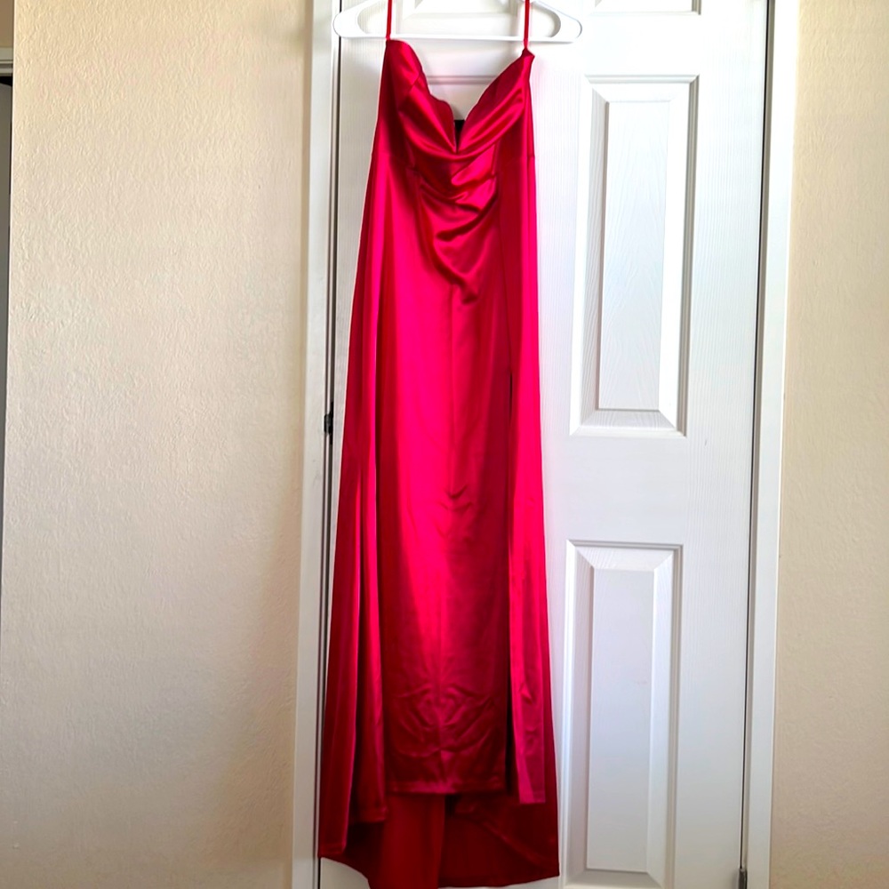 STRAPLESS Windsor red silky gown with 2 side slits